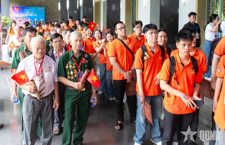 TPHCM: Du khách hào hứng 'Trở về thời khắc thiêng liêng'